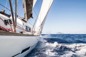 HYDAC dehumidifier keeps Andoo Comanche on course